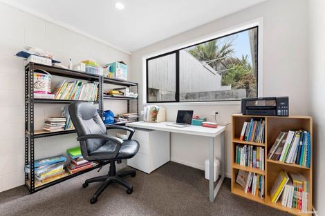 Photo of property in 4 Raphael Place, West Harbour, Auckland, 0618