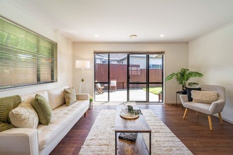 Photo of property in 6 Mcewen Crescent, Riverstone Terraces, Upper Hutt, 5018