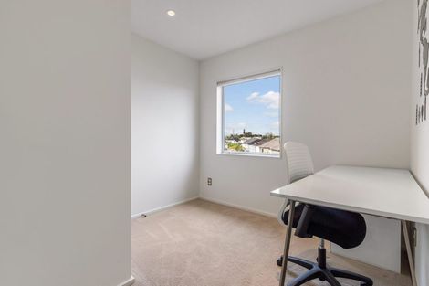 Photo of property in 73 Bordeaux Parade, Te Atatu South, Auckland, 0610