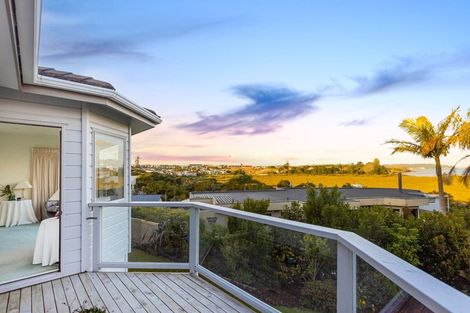 Photo of property in 35 Oakpark Place, West Harbour, Auckland, 0618