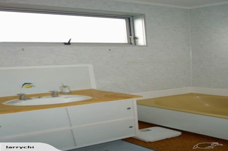 Photo of property in 2/6 Chivalry Road, Glenfield, Auckland, 0629