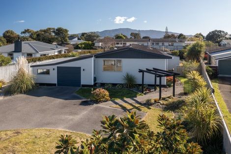 Photo of property in 11 Hadfield Place, Paraparaumu Beach, Paraparaumu, 5032