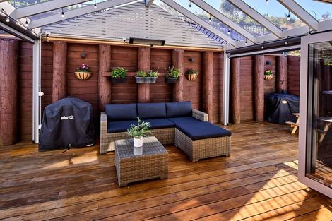 Photo of property in 28 Domett Street, Newlands, Wellington, 6037