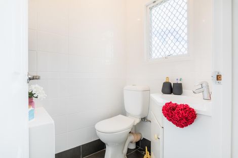 Photo of property in 27 Cedar Heights Avenue, Massey, Auckland, 0614