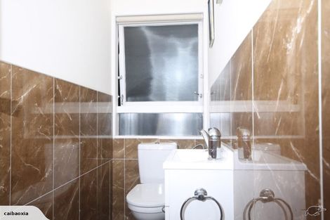 Photo of property in 2 Ganymede Place, Half Moon Bay, Auckland, 2012