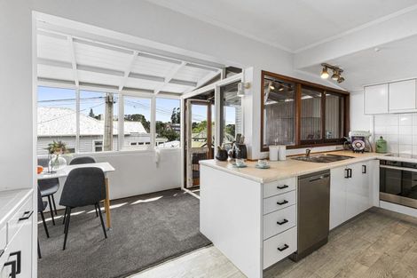 Photo of property in 10a Church Street, Northcote Point, Auckland, 0627