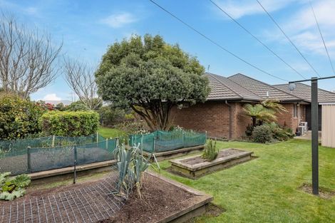 Photo of property in 92 Willowview Drive, Redwood, Christchurch, 8051
