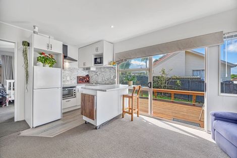 Photo of property in 3 Bridgehead Cove, West Harbour, Auckland, 0618