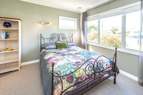 Photo of property in 2 Tarata Street, Saint Johns Hill, Whanganui, 4501