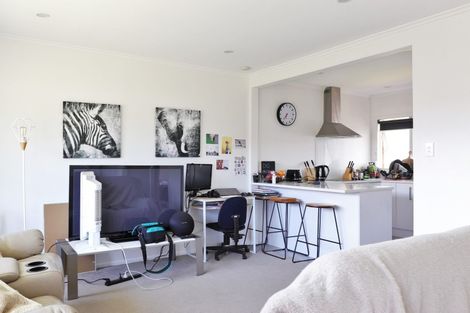 Photo of property in 2/7 Roberts Avenue, Bayswater, Auckland, 0622