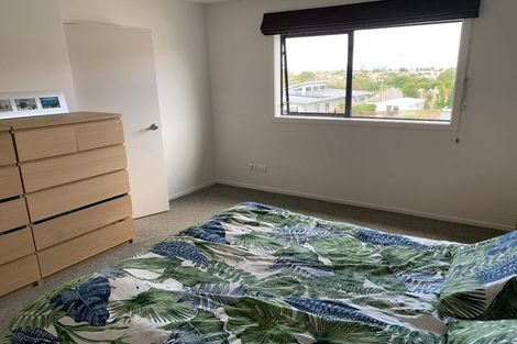 Photo of property in 2/100 Eversleigh Road, Belmont, Auckland, 0622