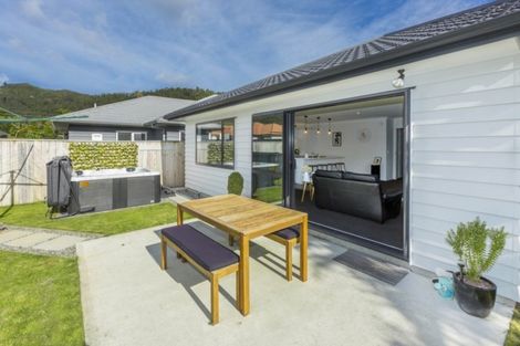 Photo of property in 14 Poppy Watts Grove, Stokes Valley, Lower Hutt, 5019