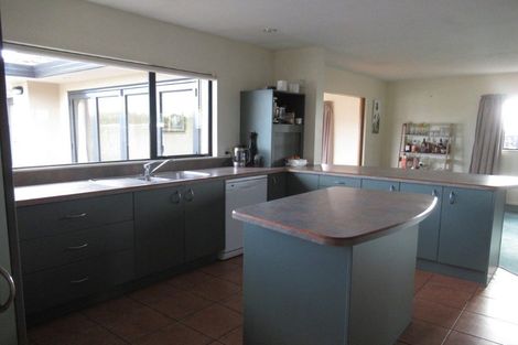 Photo of property in 37 Guildford Drive, Paraparaumu, 5032