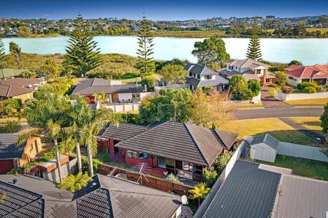 Photo of property in 26 Settlers Grove, Orewa, 0931