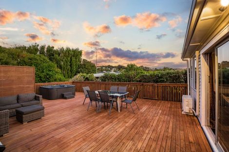 Photo of property in 25 Kapiti Crescent, Titahi Bay, Porirua, 5022