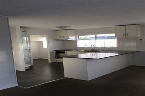Photo of property in 2 Silverstone Place, Henderson, Auckland, 0612
