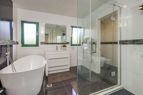 Photo of property in 10 St Elmo Rise, Shamrock Park, Auckland, 2016