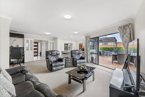Photo of property in 72 Marina View Drive, West Harbour, Auckland, 0618