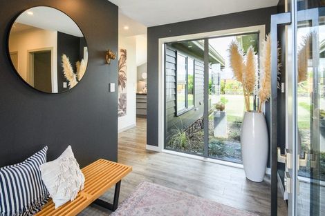 Photo of property in 10 Mediterranean Grove, Fitzherbert, Palmerston North, 4410