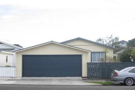Photo of property in 5 Hoyle Place, New Plymouth, 4310