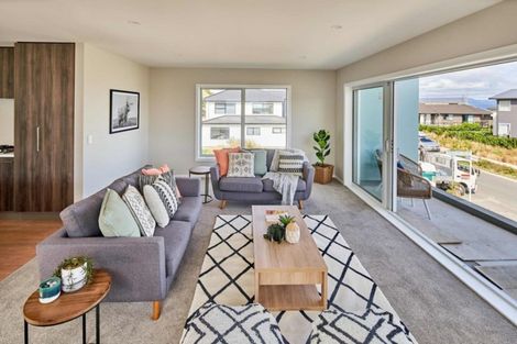 Photo of property in 36 Domett Street, Newlands, Wellington, 6037