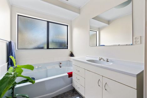 Photo of property in 9 Wyatt Place, Glendene, Auckland, 0602