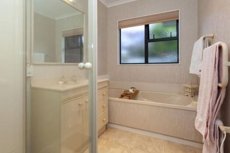 Photo of property in 8 Cranbrook Grove, Waikanae, 5036