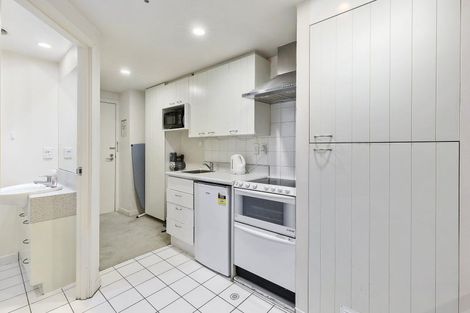 Photo of property in Terrace Heights Apartments, 2e/163 The Terrace, Wellington Central, Wellington, 6011