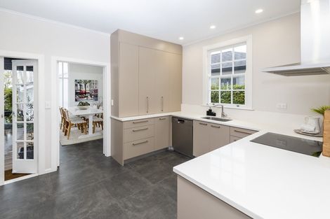 Photo of property in 72 Mellons Bay Road, Mellons Bay, Auckland, 2014