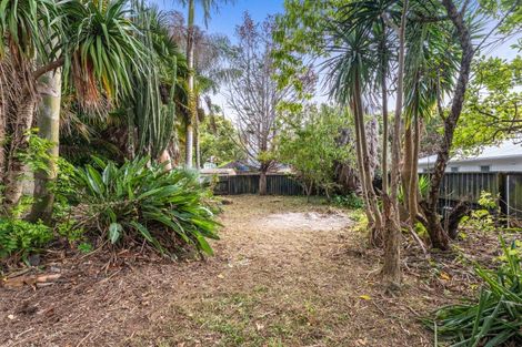 Photo of property in 42 Lauderdale Road, Birkdale, Auckland, 0626