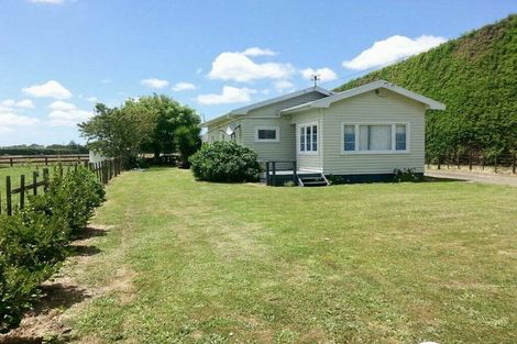 Photo of property in 813 Waitakere Road, Kumeu, 0891
