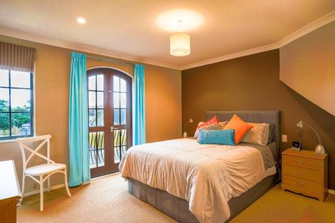 Photo of property in 16 La Lena Grove, Fitzherbert, Palmerston North, 4410