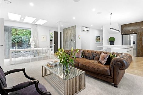 Photo of property in 2 Snowdon Road, Fendalton, Christchurch, 8052