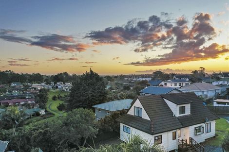 Photo of property in 9 Gosford Drive, Botany Downs, Auckland, 2010