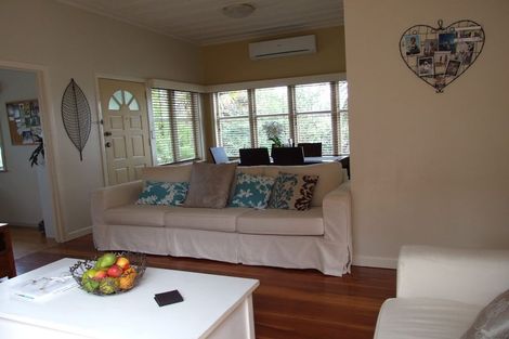 Photo of property in 1/130 Sunset Road, Unsworth Heights, Auckland, 0632