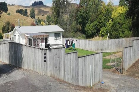 Photo of property in 13 Milne Street, Hunterville, 4730