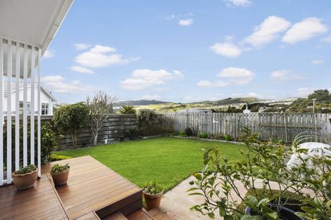 Photo of property in 11 Diane Grove, Paparangi, Wellington, 6037