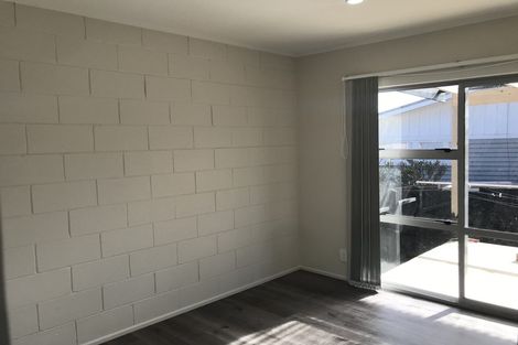 Photo of property in 3/94 Chivalry Road, Glenfield, Auckland, 0629