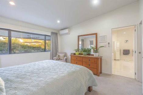 Photo of property in 13 Bintulu Place, Fairview Heights, Auckland, 0632