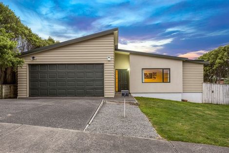 Photo of property in 7 Kaweka Close, Aotea, Porirua, 5024