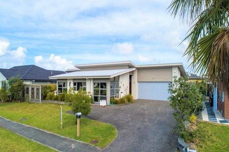 Photo of property in 98 Barbados Way, One Tree Point, 0118