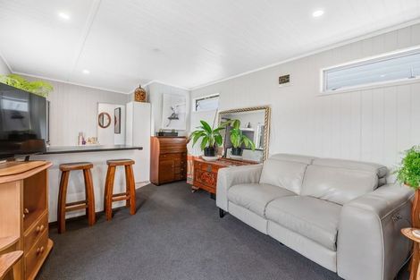 Photo of property in 12 Chenery Road, Red Beach, 0932