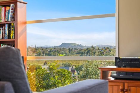 Photo of property in 18 Majesty Place, Half Moon Bay, Auckland, 2012