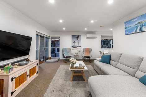 Photo of property in 2 Katrina Place, Massey, Auckland, 0614