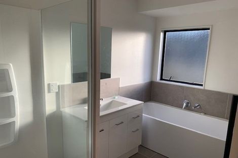 Photo of property in 19 Jumento Place, Unsworth Heights, Auckland, 0632