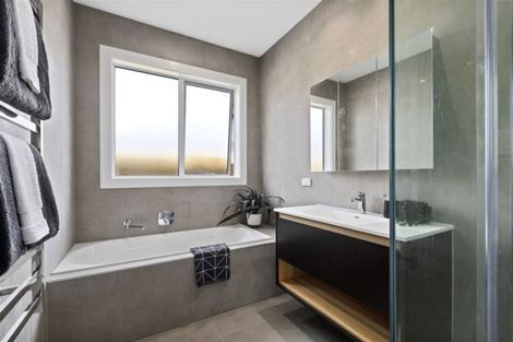 Photo of property in 13 Vinistra Road, Kumeu, 0810