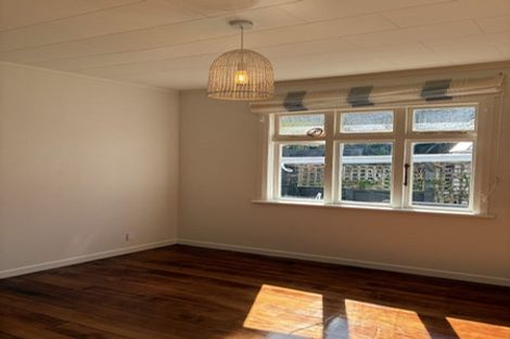 Photo of property in 71 Queens Drive, Lyall Bay, Wellington, 6022