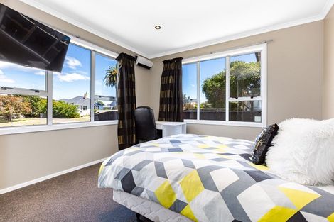 Photo of property in 25 Kapiti Crescent, Titahi Bay, Porirua, 5022