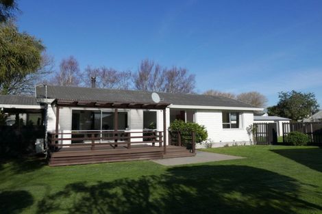 Photo of property in 16 Clivedon Place, Redwood, Christchurch, 8051