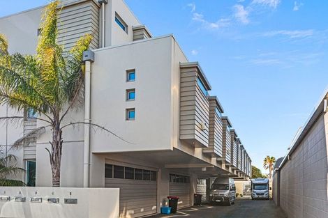 Photo of property in 2/35 Victoria Road, Mount Maunganui, 3116